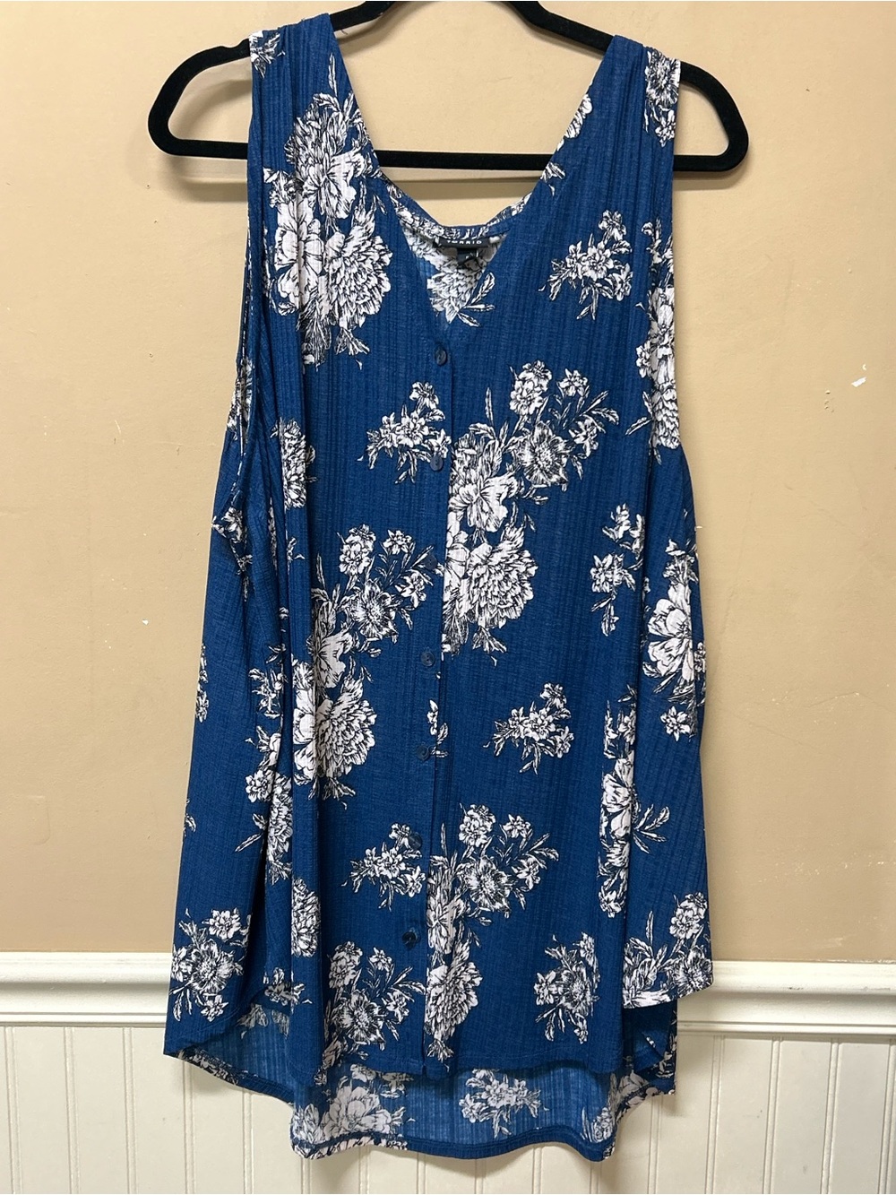 Torrid Blue White Floral Sleeveless Blouse Size 5 5X